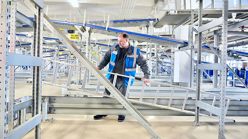 Christian Appel nimmt die Leiter vom Aufbewahrungsort auf. Christian Appel nimmt die Leiter vom Aufbewahrungsort auf.