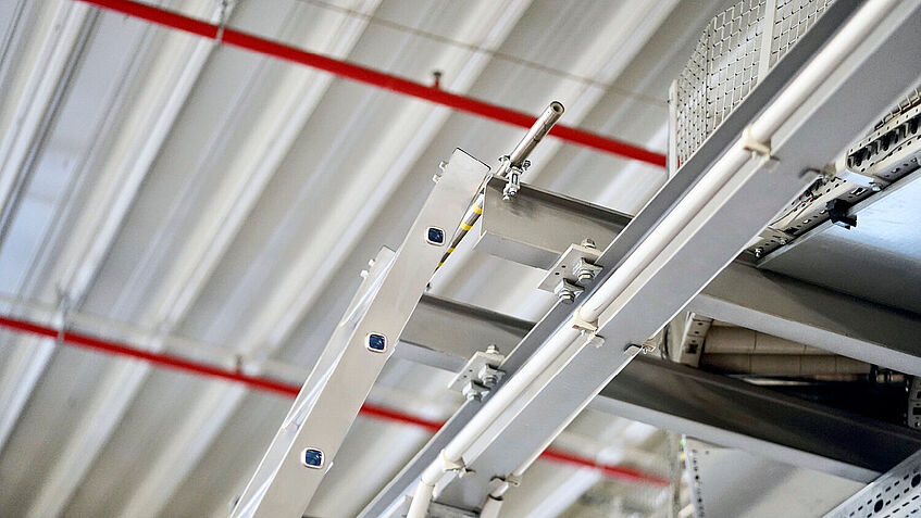 Eine farbige Markierung an der Haltestange zeigt, wo die Leiter eingehängt wird. Eine farbige Markierung an der Haltestange zeigt, wo die Leiter eingehängt wird.