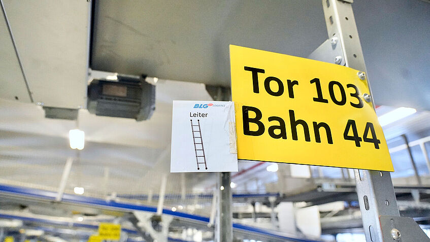 Eine Markierung zeigt, wo die nächste Leiter zu finden ist. Eine Markierung zeigt, wo die nächste Leiter zu finden ist.