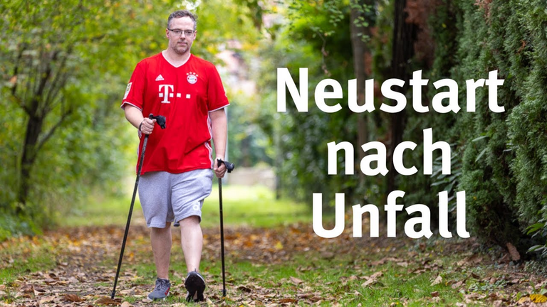 Steven Wedhorn trägt ein rotes Trikot und kurze Sporthosen, ist beim Nordic Walking auf einem Waldweg.