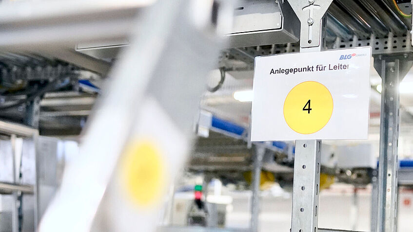 Ein gelber Kreis mit einer 4 in der Mitte zeigt an, dass hier nur Leitern mit dem entsprechenden Symbol zum Einsatz kommen. Ein gelber Kreis mit einer 4 in der Mitte zeigt an, dass hier nur Leitern mit dem entsprechenden Symbol zum Einsatz kommen.