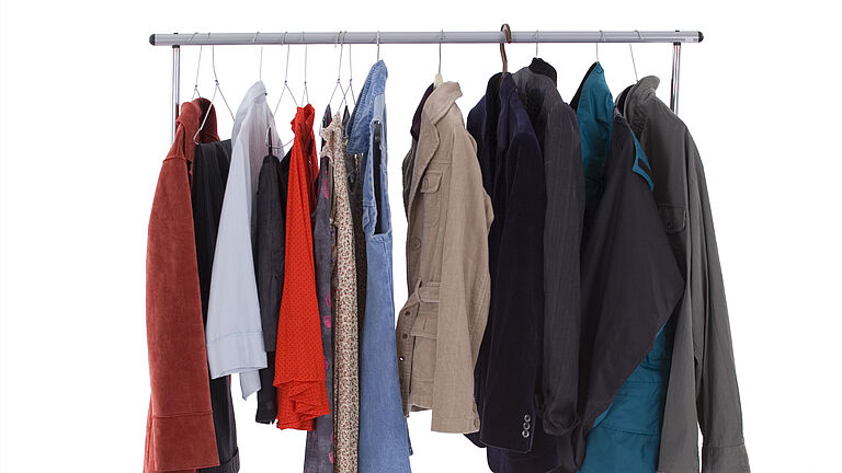 Ein Kleiderständer mit verschiedenen Kleidungsstücken