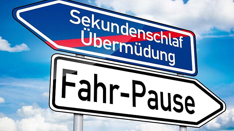 Ein Schild, bestehend aus zwei Pfeilen, zeigt in der Aufschrift auf dem oberen Pfeil, der nach links zeigt, die durchgestrichenen Wörter Sekundenschlaf und Übermüdung, auf dem unteren Pfeil das Wort Fahr-Pause.