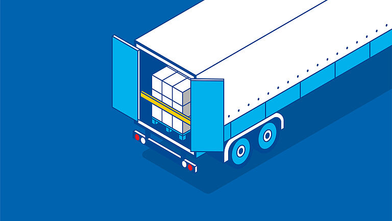 Ein Lkw steht mit hinten geöffneten Türen auf einem Platz, im Inneren ist Ladegut zu sehen, das mit Querbalken gesichert ist.