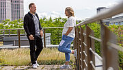 Zwei Kollegen der Regionaldirektion in Essen unterhalten sich auf der Dachterrasse