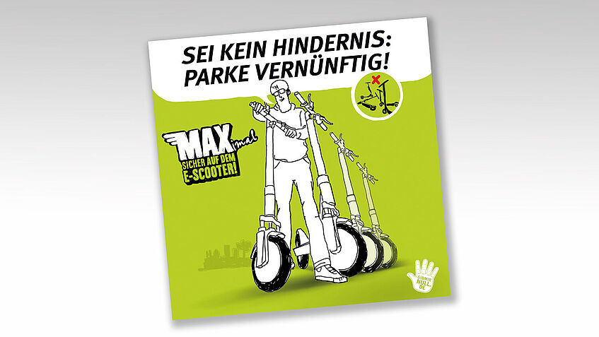 Ein E-Scooterfahrer steht mit seinem E-Scooter vor einer Reihe parkender E-Scooter, dazu der Tipp: Sei kein Hindernis! Parke vernünftig!