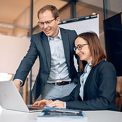 Anna und Stefan Ganzke beraten sich über das Thema Arbeitsschutz in Kleinbetrieben