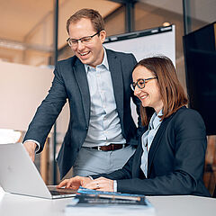 Anna und Stefan Ganzke Anna und Stefan Ganzke beraten sich über das Thema Arbeitsschutz in Kleinbetrieben