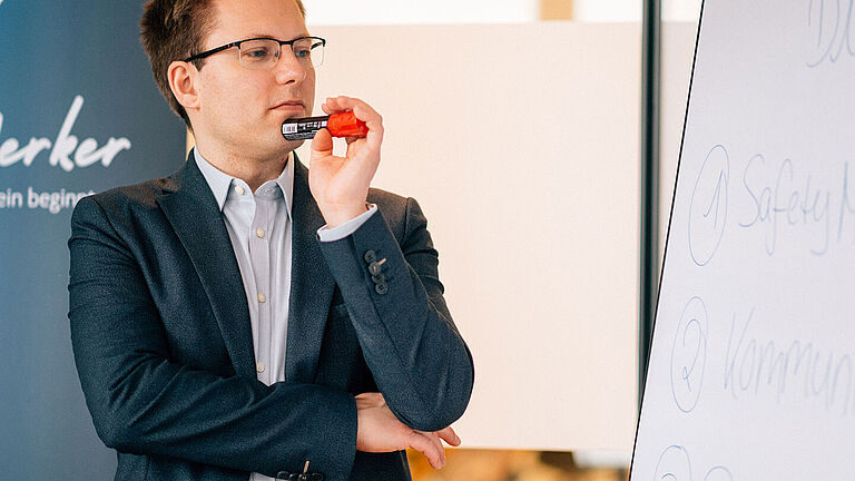 Stefan Ganzke in einem Seminarraum