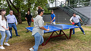 Kolleginnen und Kollegen der Regionaldirektion in München spielen eine Partie Tischtennis