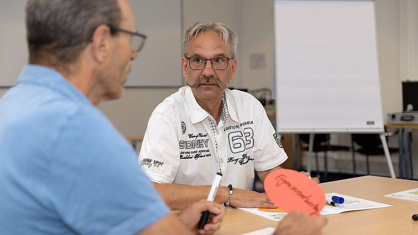 Zwei Kollegen der Regionaldirektion in Bonn bei einem Meeting