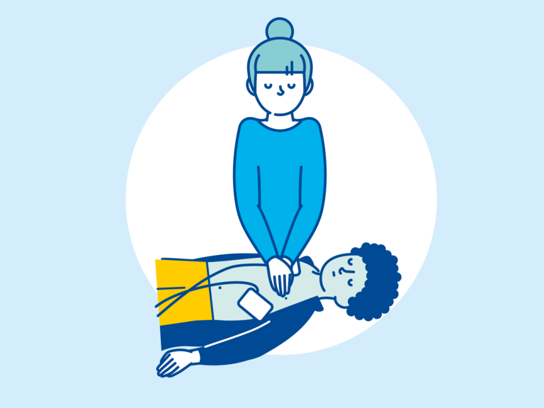 Eine Frau kniet bei der Herzdruckmassage vor einem bewusstlosen Mann. Dieser hat zwei Klebeelektroden eines Defibrillators (AED) auf der Brust.