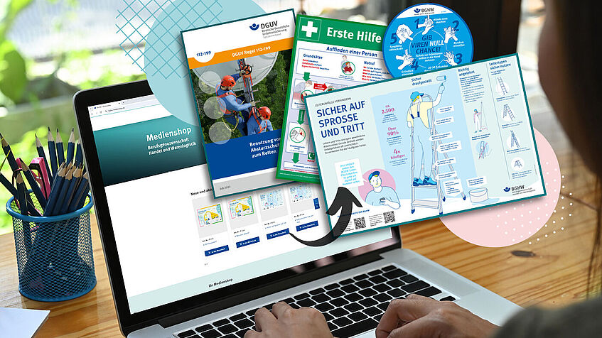 Eine Frau sitzt an einem Schreibtisch und bestellt via Notebook im Medienshop der BGHW. Aus dem Notebook heraus "fliegen" eine Infografik zum Thema Leitern, eine Aufkleber zum Thema Händehygiene, ein Erste-Hilfe-Plakat sowie eine DGUV-Information zum Thema Absturzprävention