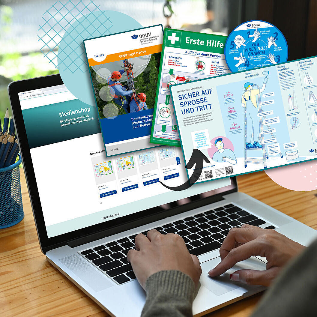 Eine Frau sitzt an einem Schreibtisch und bestellt via Notebook im Medienshop der BGHW. Aus dem Notebook heraus "fliegen" eine Infografik zum Thema Leitern, eine Aufkleber zum Thema Händehygiene, ein Erste-Hilfe-Plakat sowie eine DGUV-Information zum Thema Absturzprävention