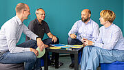 Vier Kollegen der Regionaldirektion in Hamburg im Kreativraum der Innovationswerkstatt