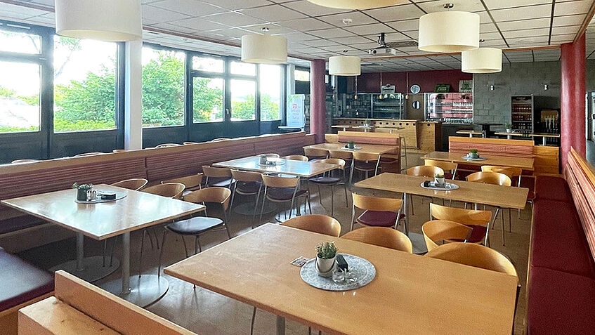 Tische und Stühle in der Mensa der Hochschule in Bad Hersfeld 