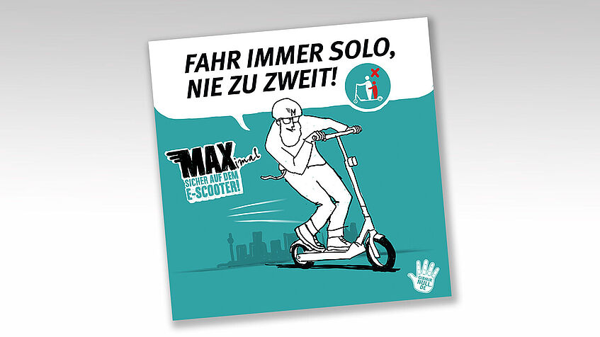 Ein E-Scooterfahrer fährt allein auf seinem E-Scooter, dazu der Tipp: Fahr immer solo, nie zu zweit!
