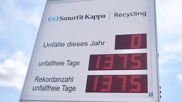 Eine Digitalanzeige am Werkstor von Smurfit Kappa Recycling GmbH informiert über die Zahl der Unfälle. In diesem Jahr: Null.