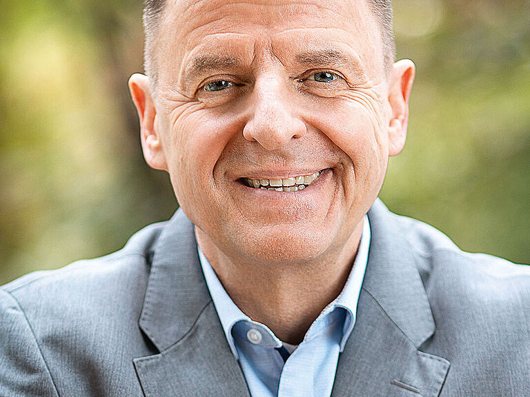 Das Bild zeigt ein Porträt von Dr. Christian Lüdke, Chef von Terapon, der für die BGHW die Akutintervention übernimmt.