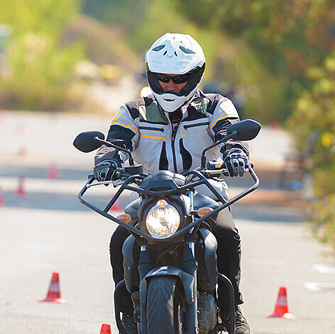 Ein Motorradfahrer bei einem Fahrsicherheitstraining