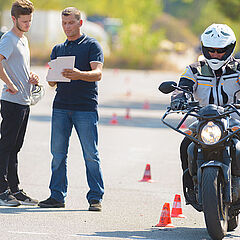 Ein Motorradfahrer bei einem Fahrsicherheitstraining