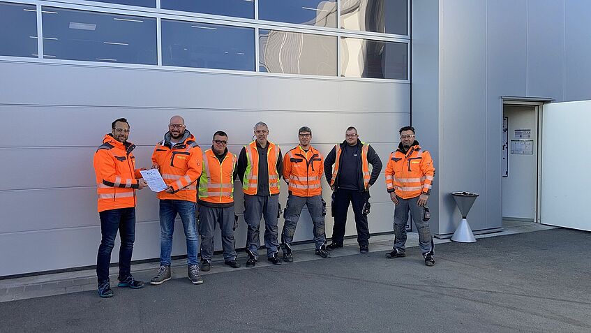 Urkundenübergabe in Paderborn: Marcel Brands (Depotleiter) und Michael Bandes (OPS Auditor) mit Team