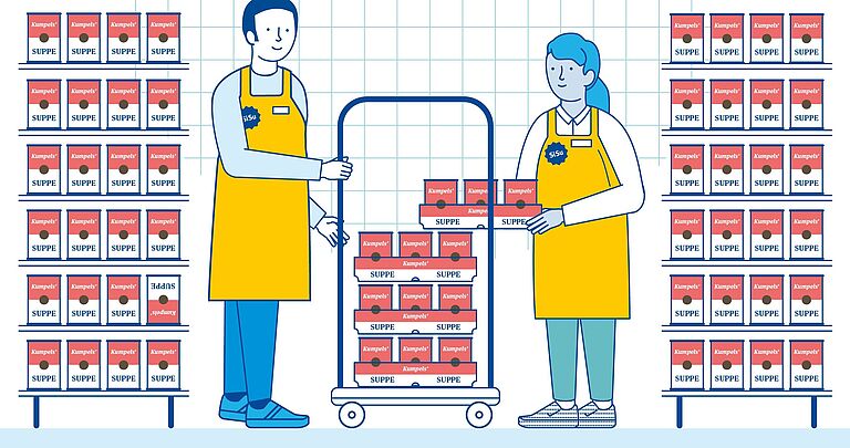 Regalreihen mit Konserven, eine Supermarktmitarbeiterin und ein Supermarktmitarbeiter entnehmen weitere Ware aus einem Rollcontainer, der zwischen den Regalreihen steht.