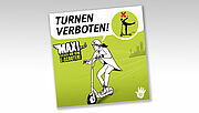 Eine E-Scooterfahrerin fährt rasant die Straße entlang, dazu der Tipp: Turnen verboten!