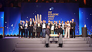 Die Gewinnerinnen und Gewinner der Goldenen Hand 2022 auf der Bühne