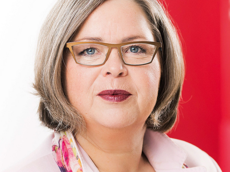 Das Bild zeigt ein Porträt von Stefanie Nutzenberger, ver.di-Bundesvorstandsmitglied, zuständig für die Frauen- und Gleichstellungspolitik und Leiterin des Fachbereichs Handel.
