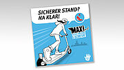 Eine E-Scooterfahrerin fährt mit festem Schuhwerk auf dem E-Scooter, dazu der Tipp: Sicherer Stand, na klar!