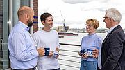 Vier Kollegen der Regionaldirektion in Hamburg auf der Dachterrasse