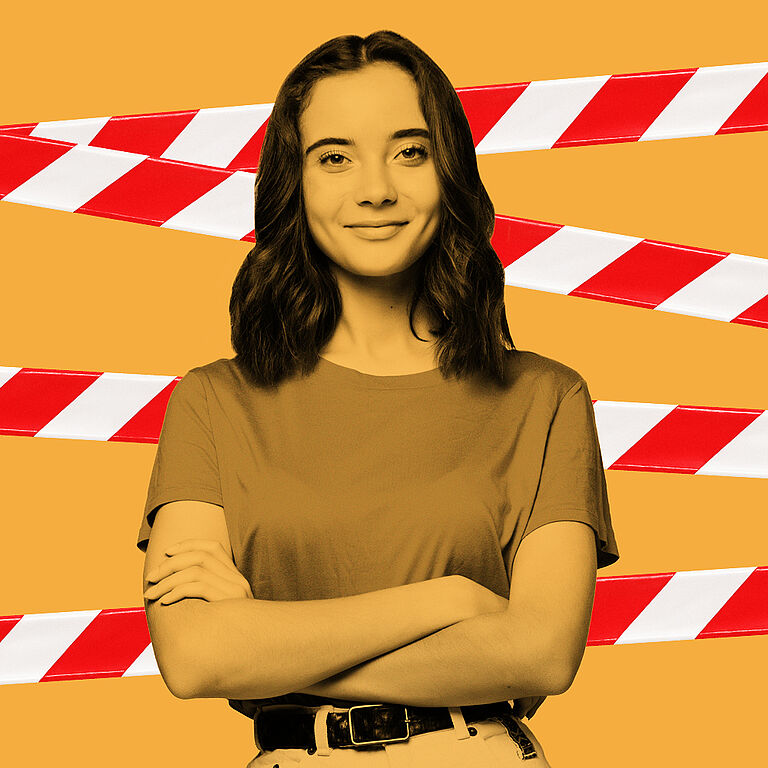 Junge Frau, circa 20, vor rot-weißem Warnband im Hintergrund