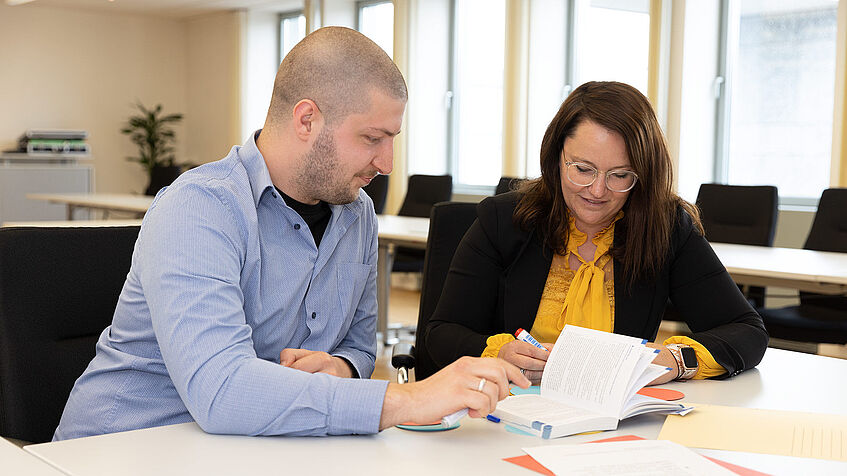 Zwei Kollegen der Regionaldirektion in Mainz in einem Meeting