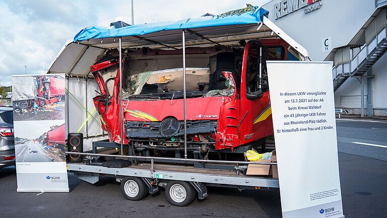 Das Bild zeigt das Exponat einer zerstörten Fahrerkabine