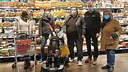 Das Bild zeigt die Arbeitsgruppe vom Inklusionsbeirat sowie die Kaufleute Markus Hetzenegger (Edeka) und Ursula Wintgens (Rewe) im abgedunkelten Supermarkt