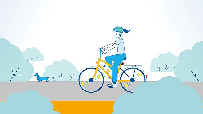 Eine Pedelec-Fahrerin unterwegs mit ihrem Hund in der Natur