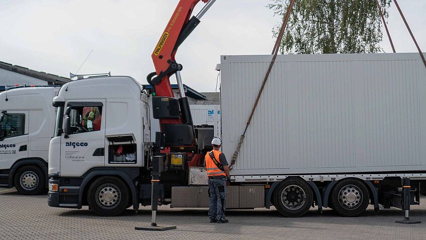 Bei Algeco werden Container verladen