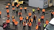 Urkundenübergabe in Neuss: Sascha Furtmeier (Depotleiter) und Michael Konrad (HSE Auditor) mit Team