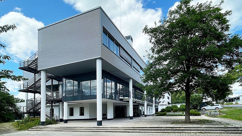 Außenansicht des Hauptgebäudes auf dem Campus Bad Hersfeld 