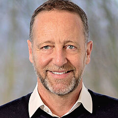 Das Bild zeigt ein Porträt von Norbert Woehlke, BGHW-Experte für Angebotsentwicklung