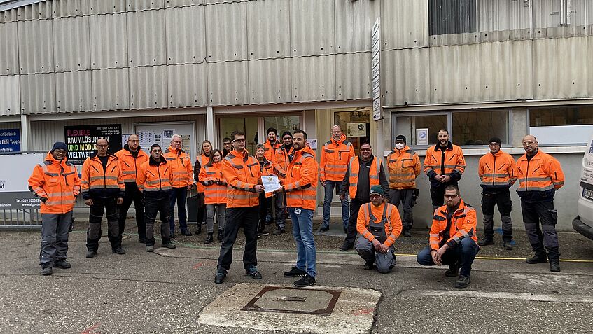 Urkundenübergabe in Unterschleißheim: Roland Baur (Depotleiter) und Marc Storm (OPS-Auditor) mit Team