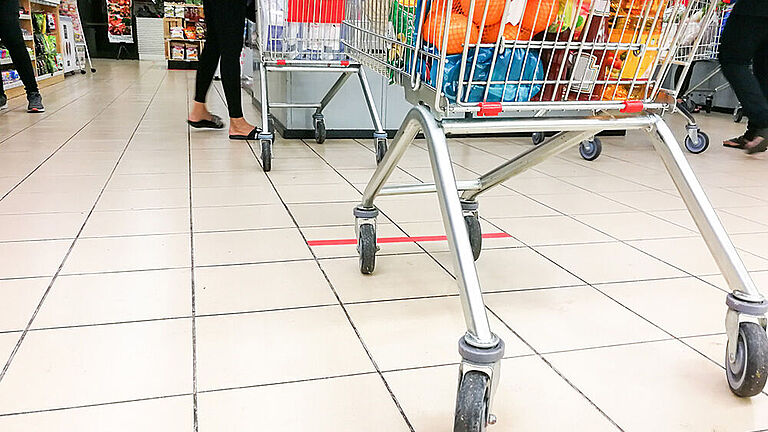 Abstandsmarkierungen auf dem Boden in einem Lebensmittelmarkt