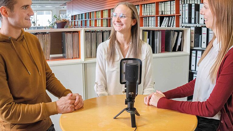 Maura Schad, Vorsitzende der JAV, Luisa Gilbert und Maurice Müller, beide Mitglieder des JAV-Teams, haben einen Muster-Podcast filmisch umgesetzt, um den Kolleginnen und Kollegen das Projekt ‚Oranger Engel‘ vorzustellen.