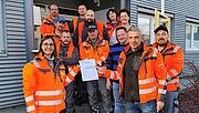 Urkundenübergabe in Kehl: Sebastian Martz (Depotleiter) und Nadine Weiler (HSE Auditor) mit Team