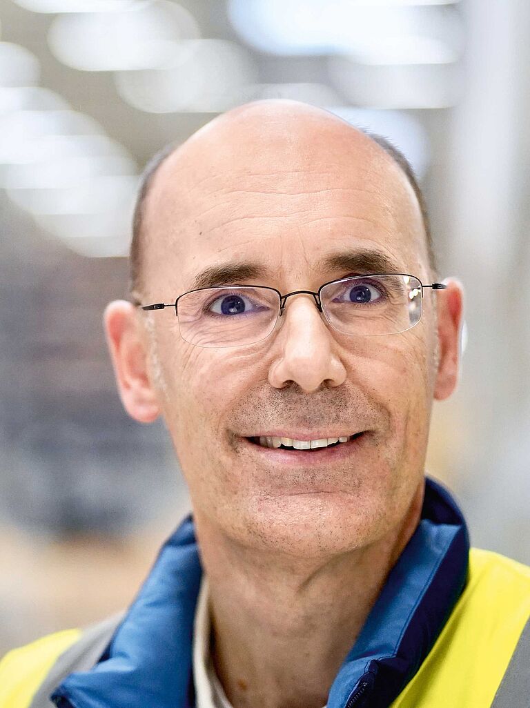 Gerald Müller, Leiter Industrial Engineering bei DB Schenker, in der Logistikhalle in Augsburg. 