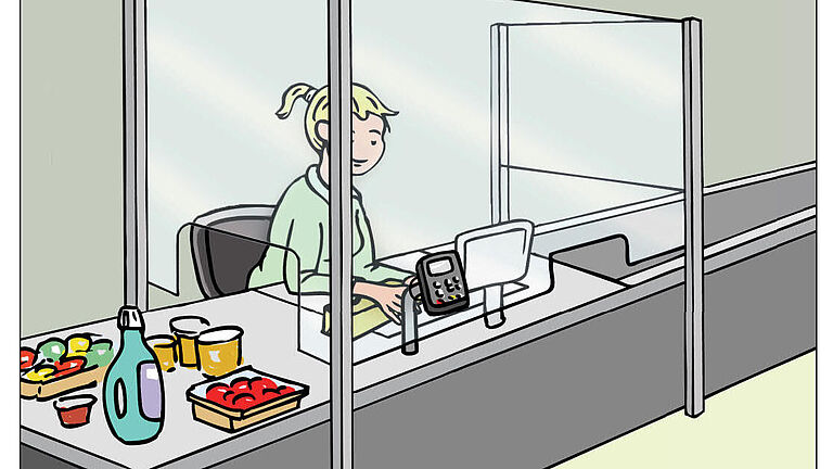 Frau hinter einer Kasse mit einer Vorrichtung aus Plexiglas zum Schutz