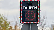 Detailaufnahme: Display einer Geschwindigkeitsanzeigetafel mit rotem Smiley