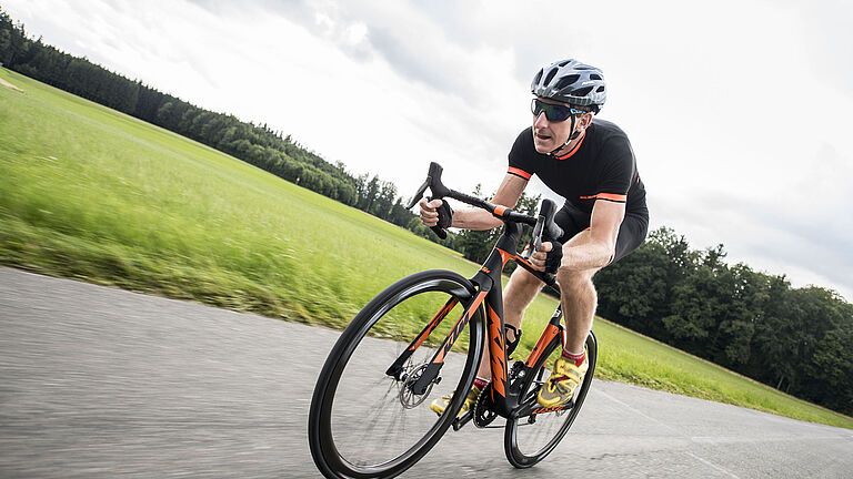 Triathlet Thomas Springer fährt auf seinem Rennrad