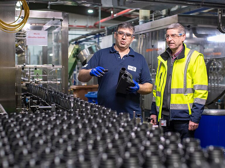 Jörg Folz und Christos Bolosis in der Kleingebindeabfüllung